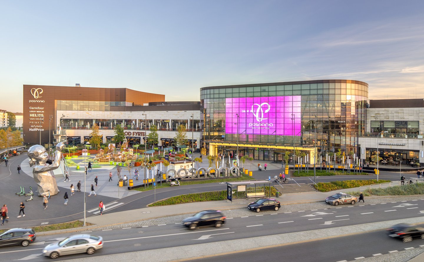 Budynek Posnanii w Poznaniu w jasny, słoneczny dzień.
