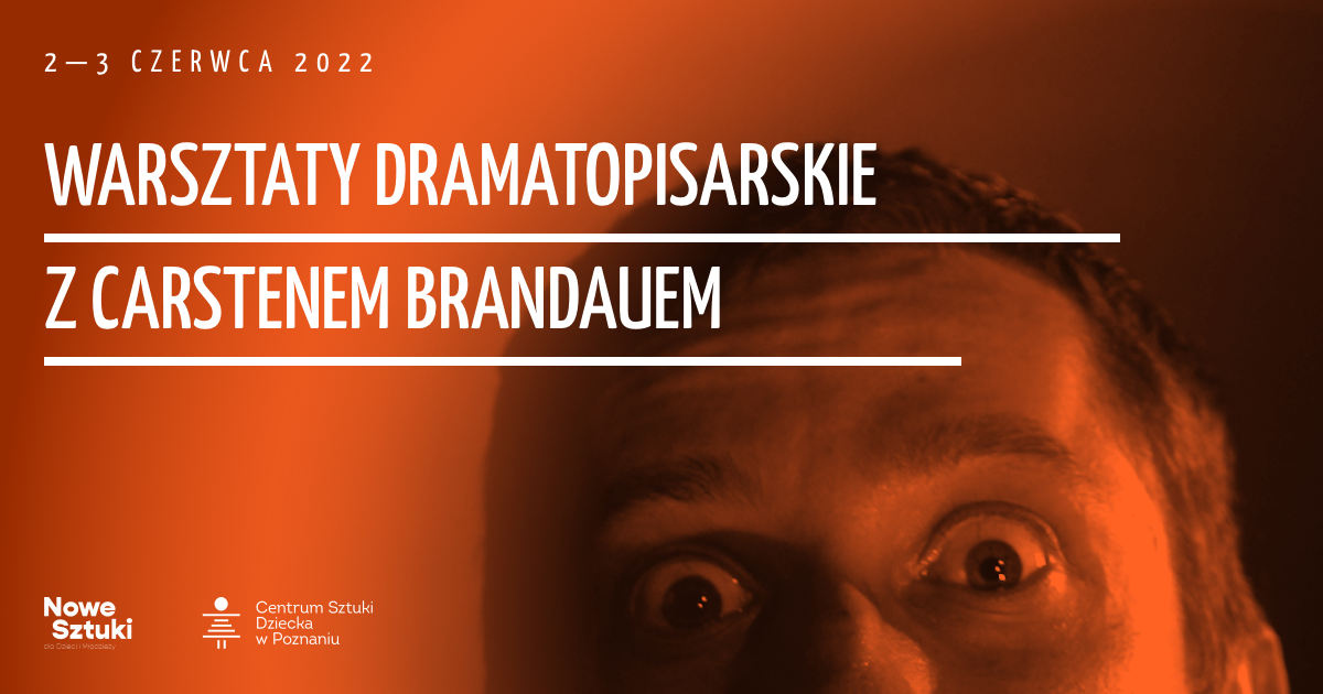 Kolorowa grafika. W centralnej części napis: Warsztaty dramatopisarskie z Carstenem Brandauem. W prawym dolnym rogu widoczna jest twarz mężczyzny.