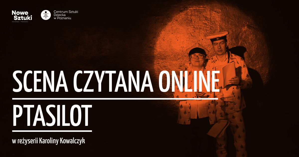 Kobieta i mężczyzna stoją obejmując się. Mają na głowach marynarskie czapki, mężczyzna żółty garnitur, kobieta żółtą marynarkę i czarne spodnie. W rękach trzymają kartki. Oświetleni są okrągłym snopem światła, pozostała część zdjęcia jest czarna.
