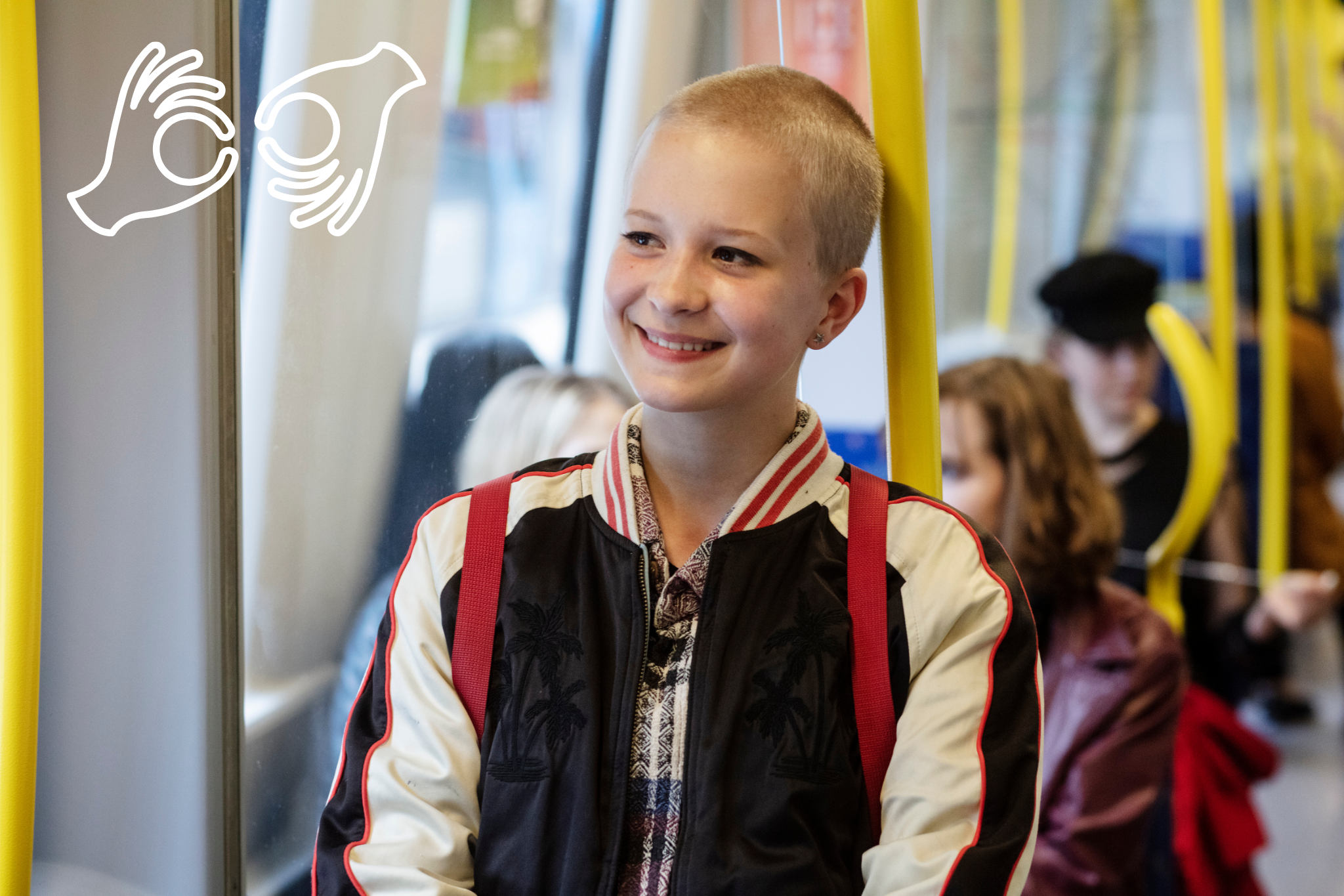 Uśmiechnięta nastolatka we wnętrzu autobusu.