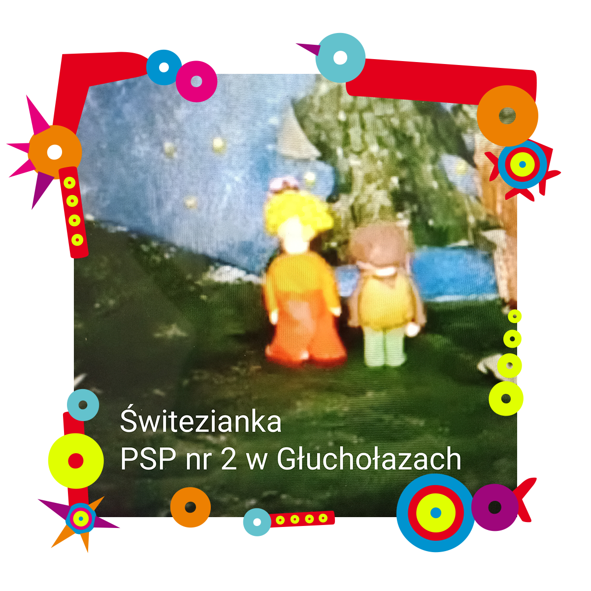 Kadr z filmu animowanego, na którym widać dwie osoby. Stoją na trawie, za nimi drzewo oraz niebo. Na kadrze napis: Świtezianka PSP nr 2 w Głuchołazach. Dookoła kadru kolorowa ramka.