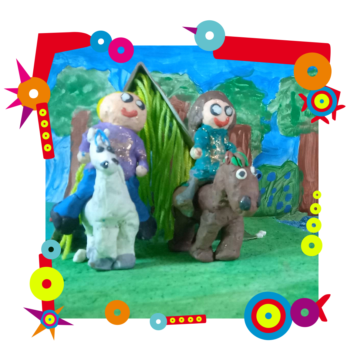 Dwie postacie zrobione z plasteliny siedzą na plastelinowych koniach. Stoją na namalowanej farbami trawie, za nimi namalowane drzewa oraz niebo. Dookoła kolorowa ramka.