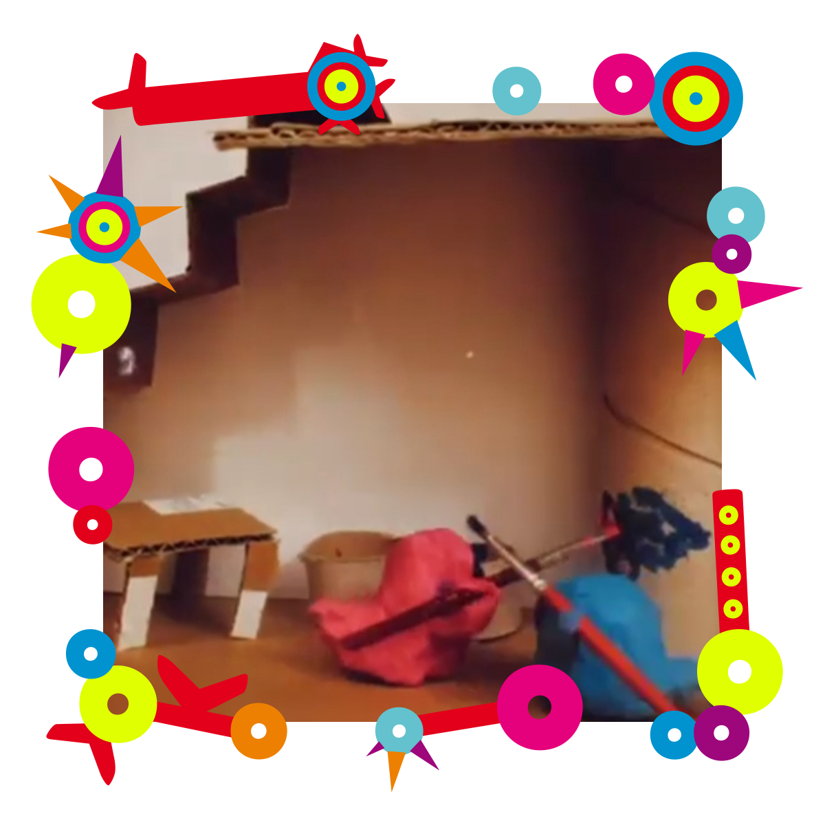 Animacja przedstawiająca pomieszczenie z kartonu. W środku kartonowy stół oraz elementy z plasteliny. Dookoła kolorowa ramka.