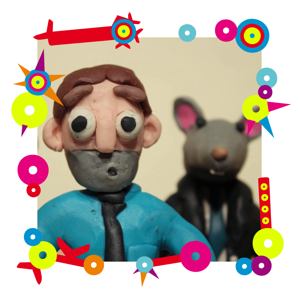 Na zdjęciu dwa ludziki zrobione z plasteliny - mężczyzna oraz ludzik z głową myszy. Dookoła zdjęcia kolorowa grafika.