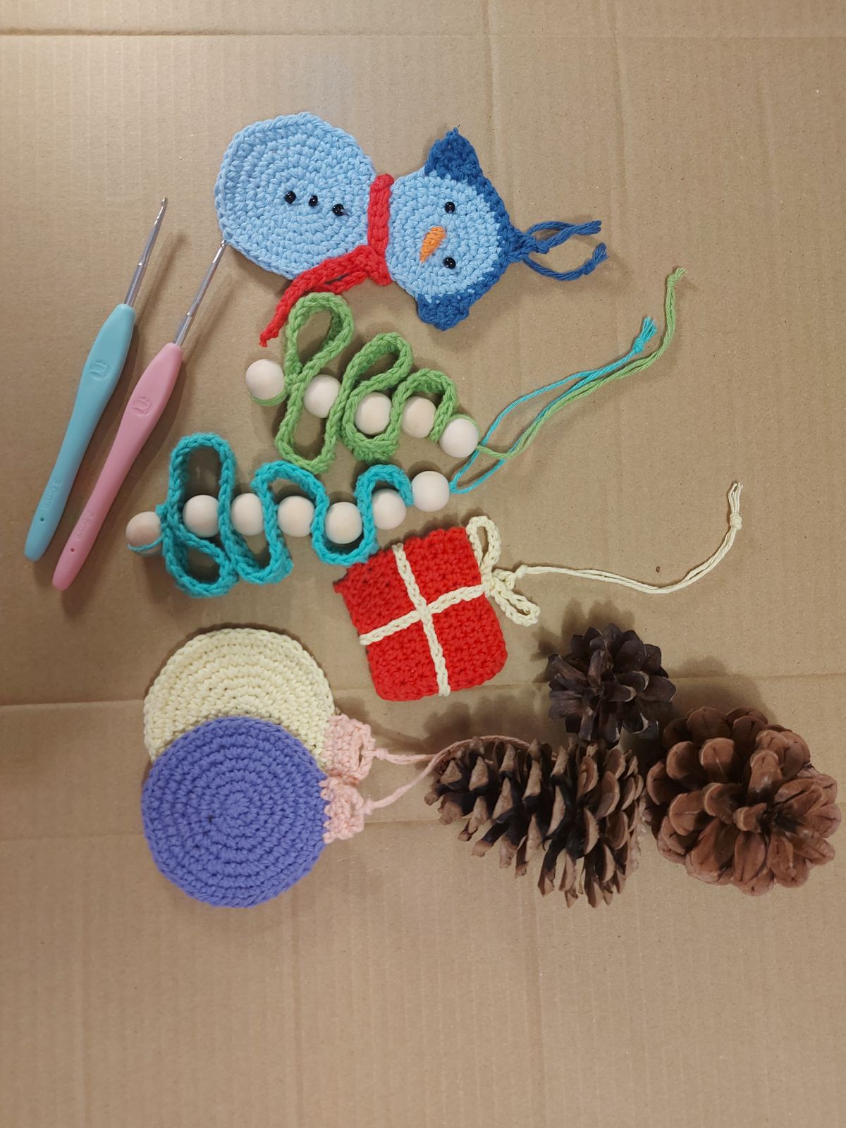 zdjęcie szydełka i wełny oraz szydełkowych ozdób światecznych